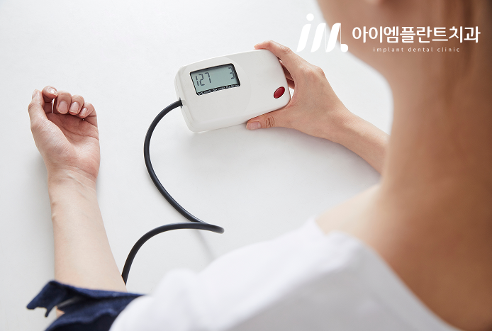 안산 어르신 임플란트, 다수 치아 상실이 걱정될 땐 최소절개 디지털 수술로 - 4