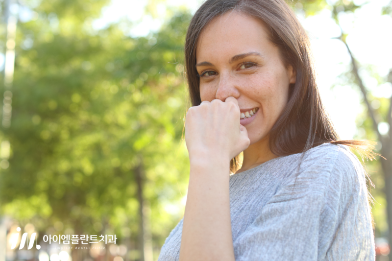 안산 중앙역 치과, 앞니 임플란트 무엇이 중요할까요?