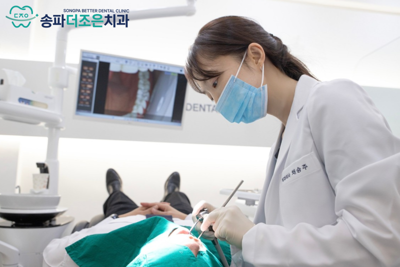 송파나루역치과, 치아 사이 검은 공간은 왜 생기는 걸까요? 블랙트라이앵글 원인과 레진으로 해결 가능할까? - 4